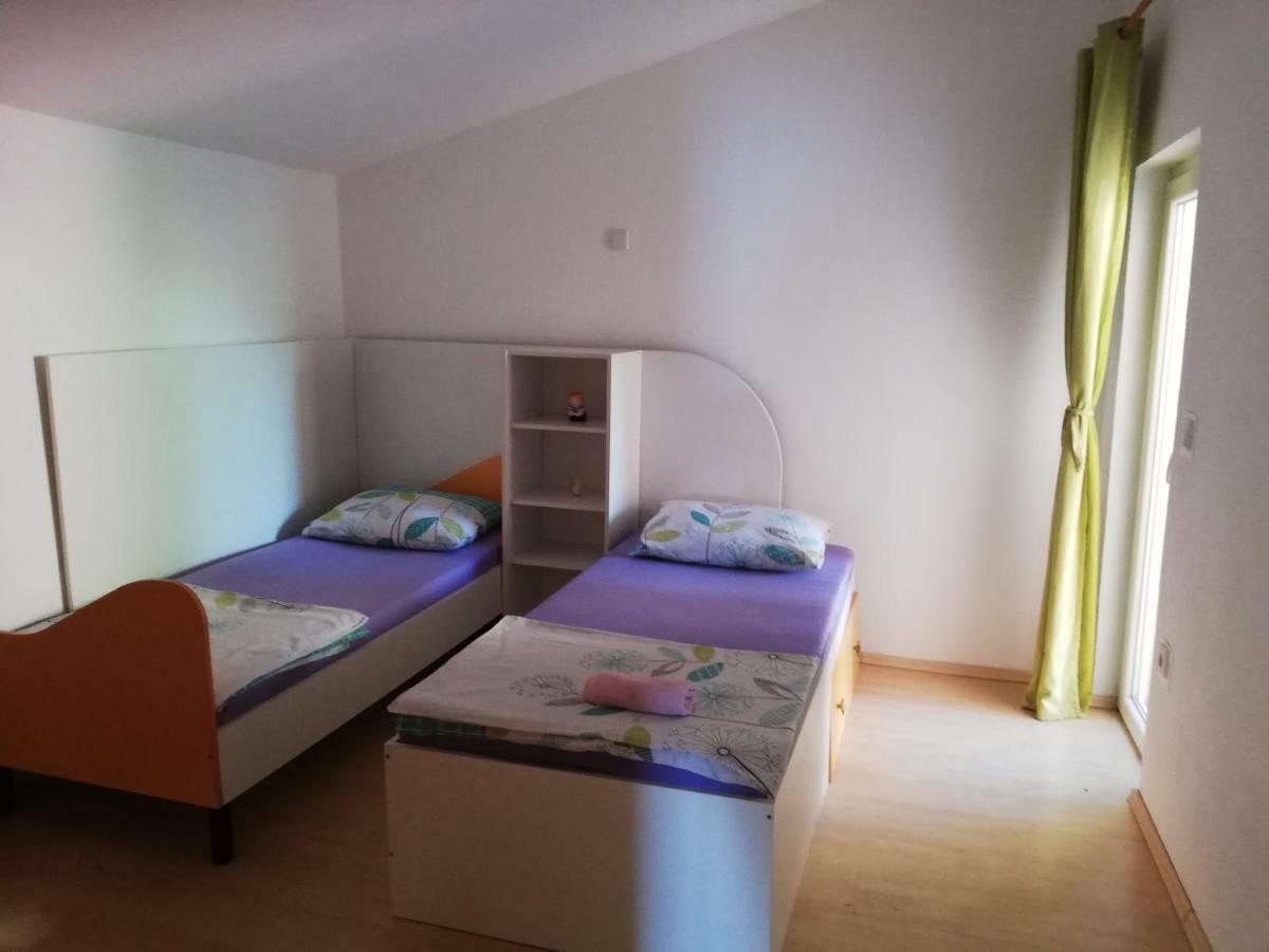 Apartment Petra Dugi Rat Esterno foto